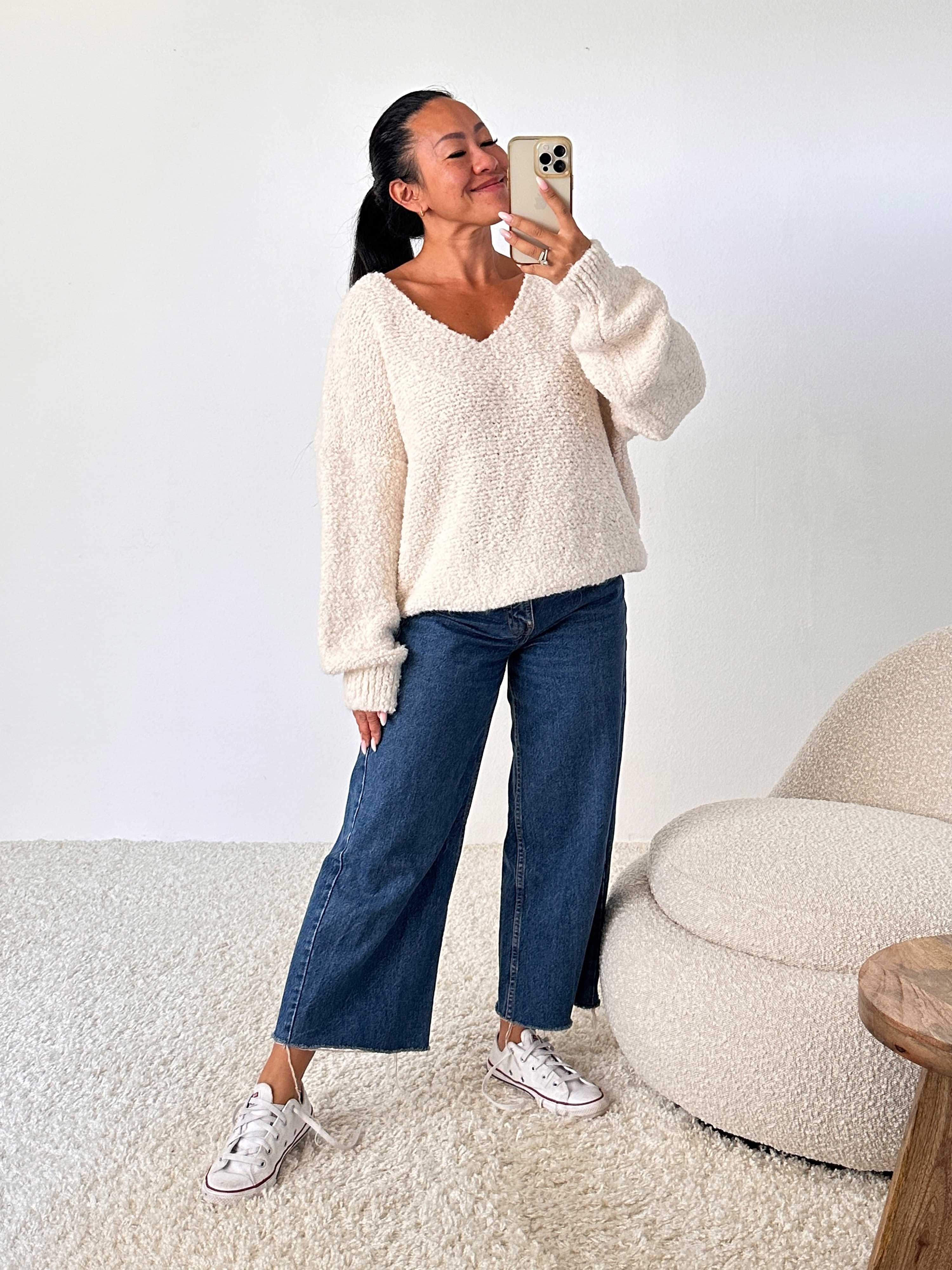 Bouclé CROPPED Pullover mit V-Ausschnitt - Creme