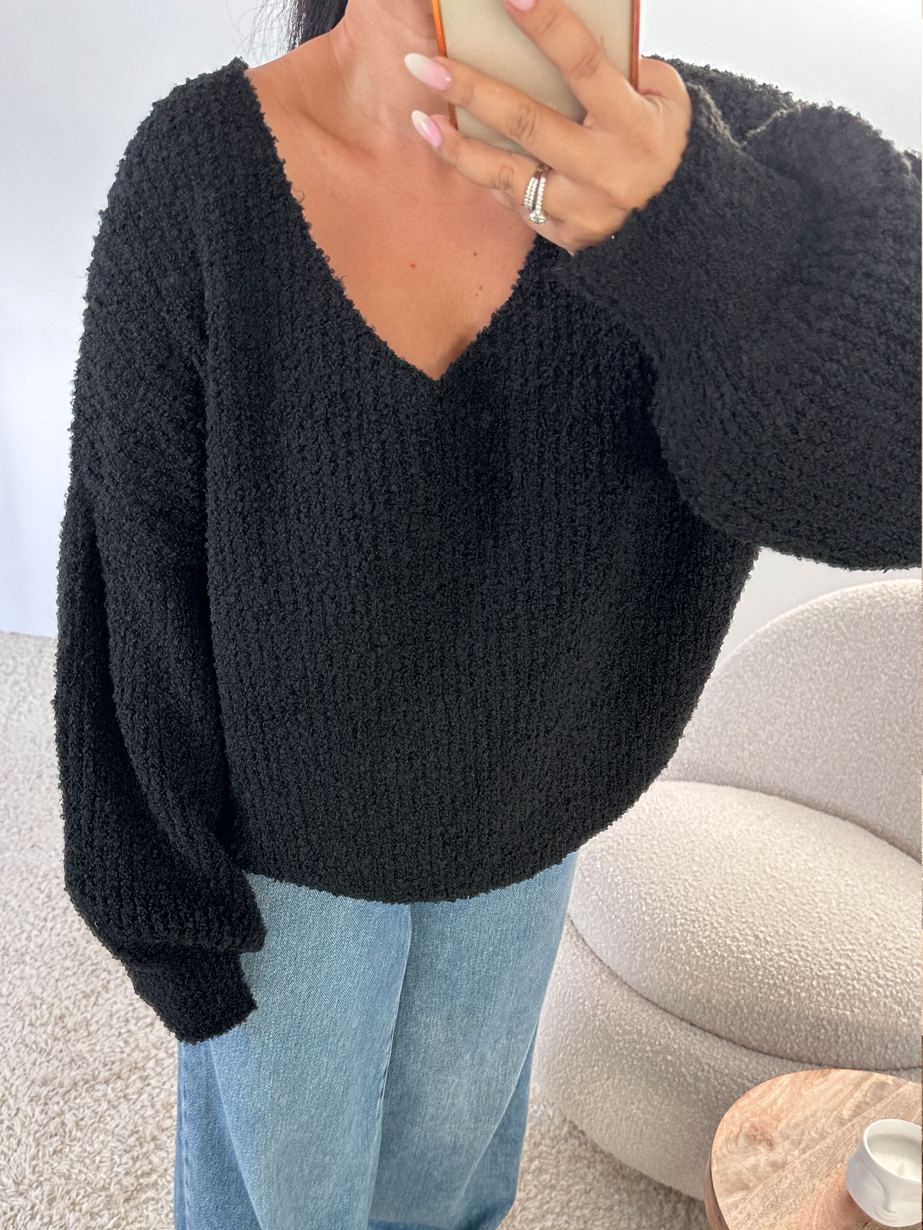 PREMIUM Bouclé Pullover mit V-Ausschnitt - Schwarz